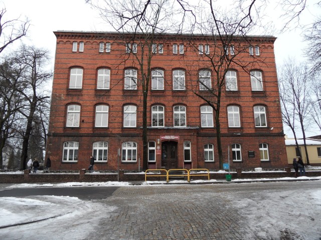 Ten budynek przy ul. Karola Miarki powstał specjalnie dla szkoły górniczej w Tarnowskich Górach. Zbudowano go pod koniec XIX wieku. Teraz mieści się tu szkoła gastronomiczno-hotelarska