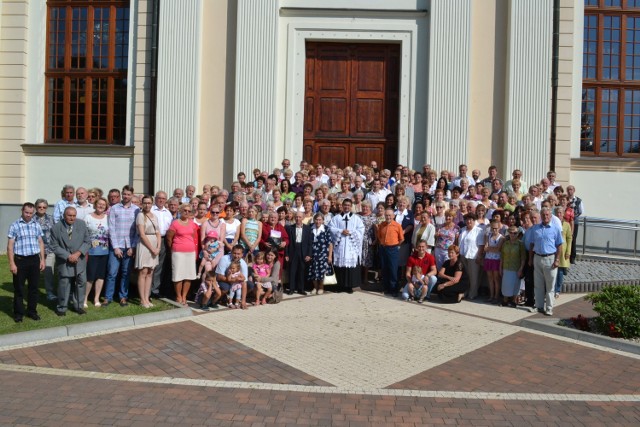 Pamiątkowe zdjęcie parafian z parafii Apostoła Jakuba Starszego w Ustroniu.