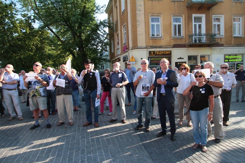 Uczestniczący w spotkaniu wznieśli toast za wolność - w 29....