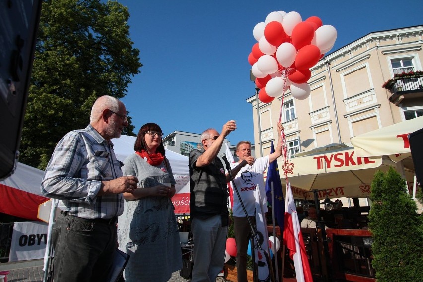Mieszkańcy Kielc z członkami i sympatykami Komitetu Obrony Demokracji wznieśli toast w 29. rocznicę czerwcowych wyborów