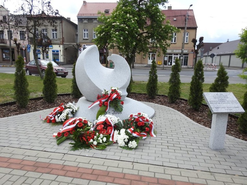 Gmina Czempiń. W święto Konstytucji 3 Maja złożono wiązanki...