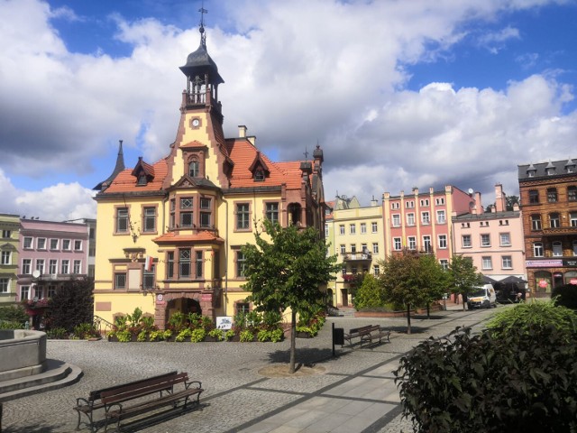 Zobacz jak dzisiaj wygląda rynek w Nowej Rudzie oraz film z Nowej Rudy.