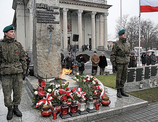W piątek w Łodzi przed pomnikiem ofiar Katynia złożono kwiaty