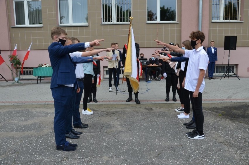 Ślubowanie pierwszoklasistów w inowrocławskim "Chemiku" -...