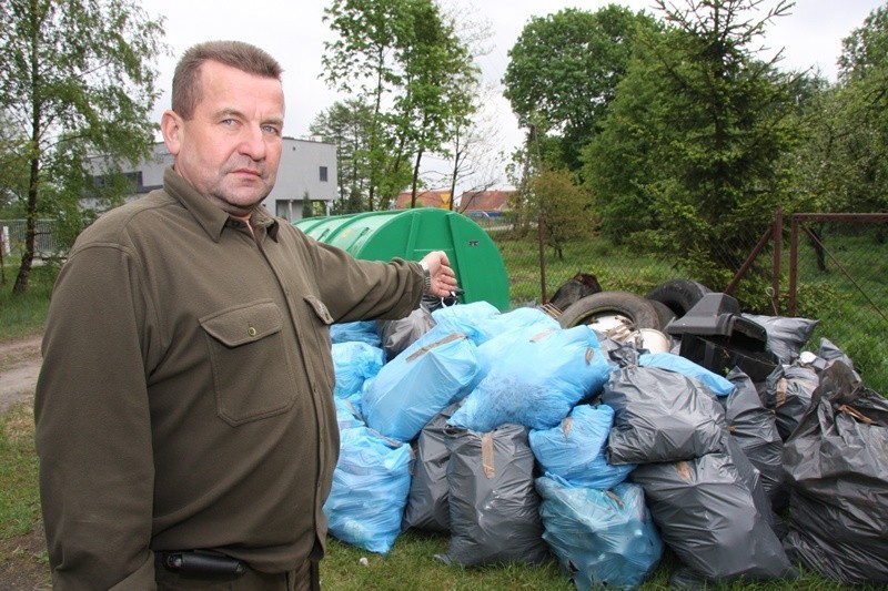 Oto, jakie ilości śmieci znaleźli w sycowskim parku wynajęci...