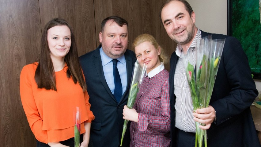 Dzień Kobiet 2018 w Radomsku. Politycy ruszyli z kwiatami dla pań [ZDJĘCIA]