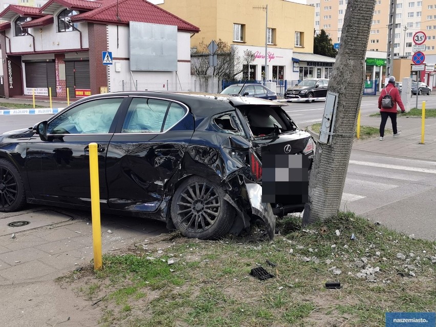 Wypadek na skrzyżowaniu ulic Kaliska - Broniewskiego we Włocławku [zdjęcia]