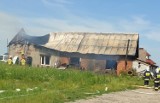 Pożar w gminie Ciasna. Czarny słup dymu nad wsią. Jedna osoba została poparzona 