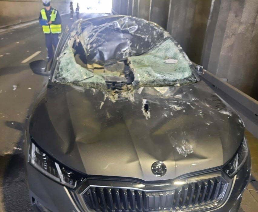 W Radomiu pod wiaduktem na ulicy Grzecznarowskiego na samochód spadł element stropu. Jedna osoba ranna