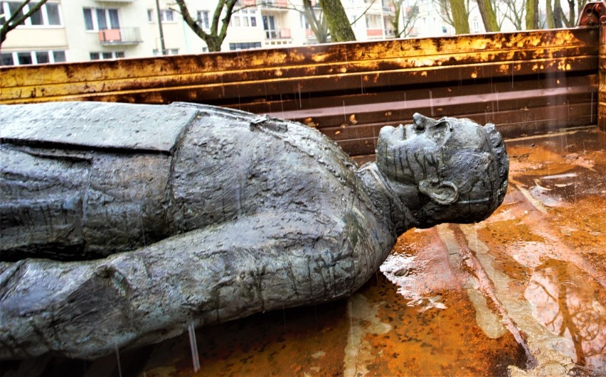 Przewrócony pomnik ks Jankowskiego w Gdańsku po naprawie wróci na cokół. Radni odbiorą księdzu tytuł honorowego obywatela miasta