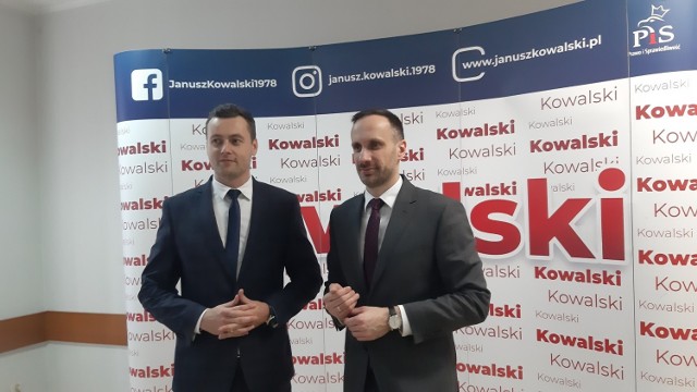 Poseł Janusz Kowalski i Sławomir Batko, radny miasta Opola, na konferencji prasowej.