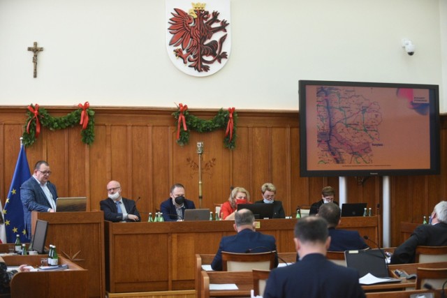 W poniedziałek podczas 5-godzinnej sesji Sejmik Województwa Kujawsko-Pomorskiego przyjął budżet na 2022 rok