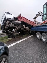 Kraków. Wypadek na A4. Samochód ciężarowy uderzył w bariery, powstał wielki korek [ZDJĘCIA]