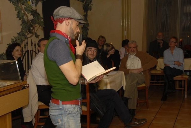 Lektor, poeta i malarz Artur A.Wojtczak  czyta poezje po polsku i niemiecku na spotkaniu Muz.