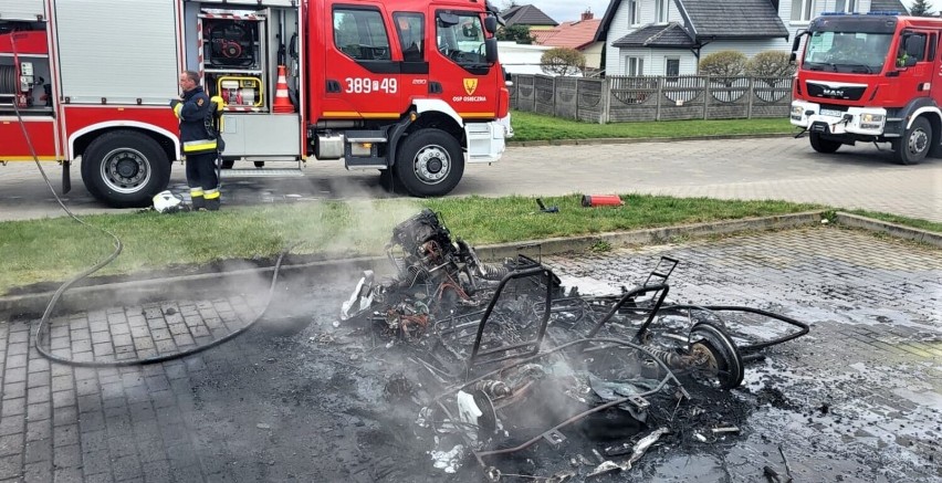 Pożar samochodu w Osiecznej. Z samochodu w powiecie leszczyńskim została sterta metalu