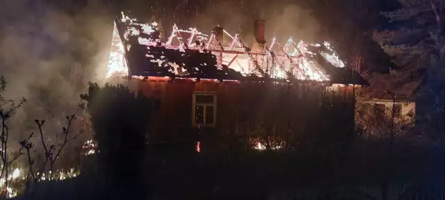 Minionej nocy w Mędrzechowie spłonął niezamieszkały dom i stodoła. To dzieło podpalacza?