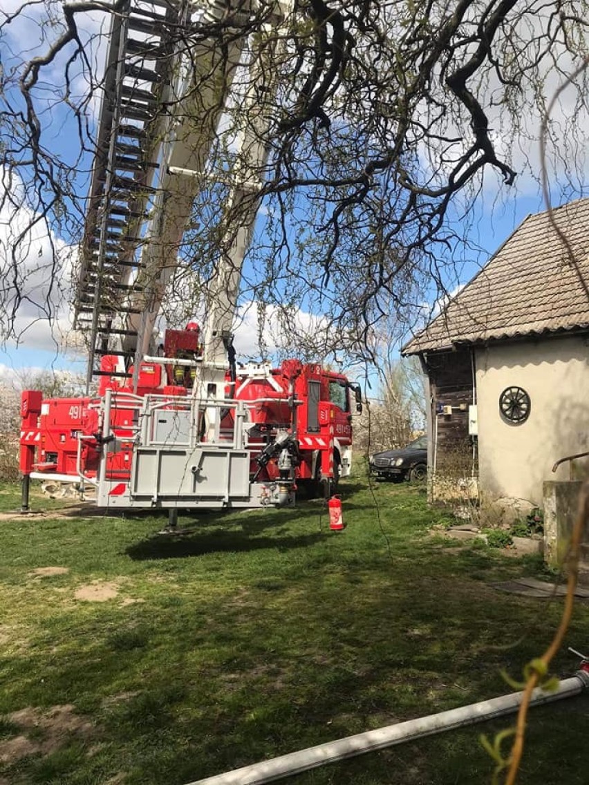 Pożar domu jednorodzinnego w Orłowie. Zniszczona część dachu budynku