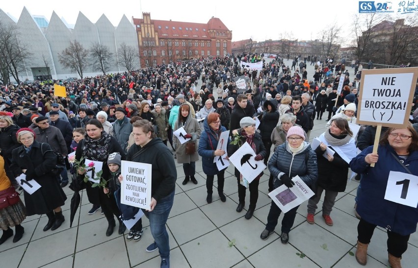Protest Kobiet w Szczecinie na Placu Solidarności [zdjęcia, wideo] 