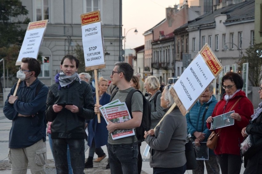  Protest w Kielcach przeciw sytuacji na granicy Polski z Białorusią. Co się działo na Rynku? Zobaczcie zdjęcia 