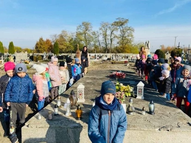 Uczniowie Szkoły Podstawowej numer 5 w Jędrzejowie w akcji "Szkoła Pamięta". Zapalili znicze na grobach bohaterów.