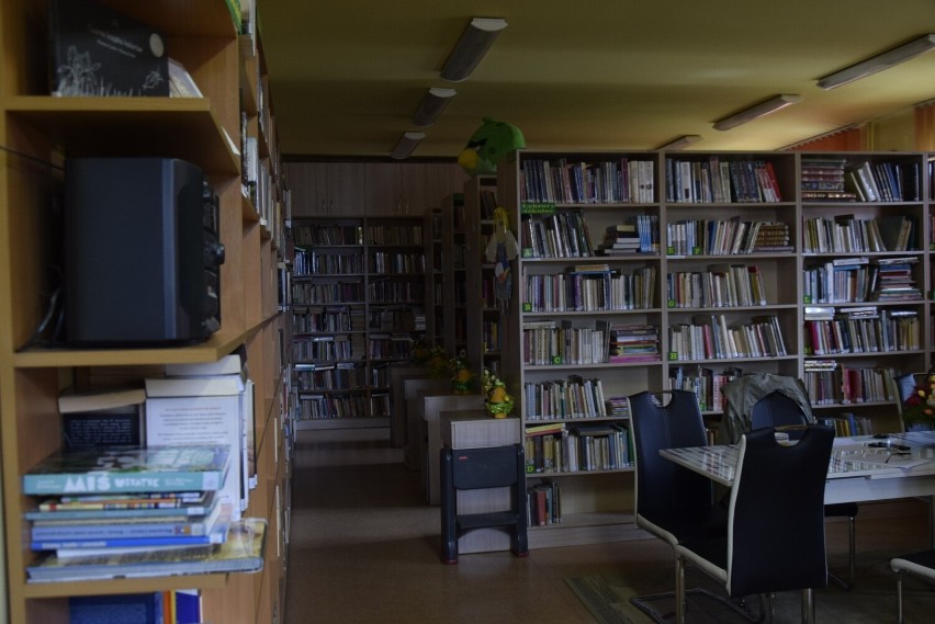 Kilkadziesiąt metrów kwadratowych i ponad 17 tys. tomów - tak wygląda wnętrze biblioteki gminnej w Nieborowie
