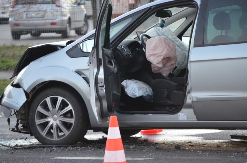 Na Kazimierza Wielkiego mercedes zderzył się z fordem (FOTO)