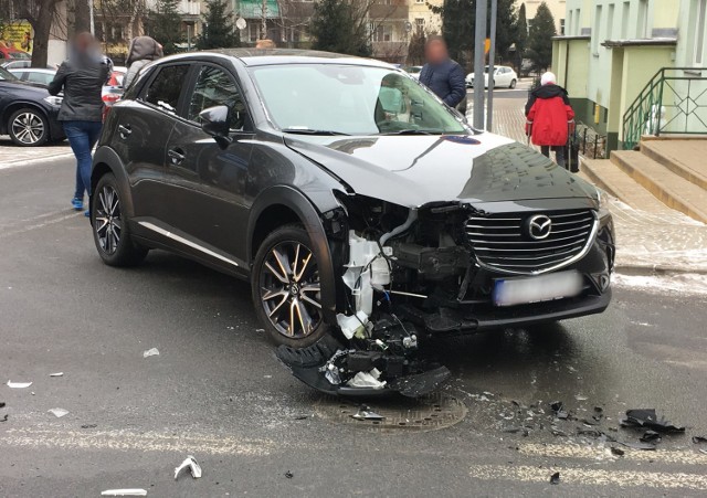 Do zdarzenia doszło w środę po godz. 11 w Przemyślu. Kierująca mazdą wyjeżdżając z ul. Lelewela nie ustąpiła pierwszeństwa kierujacemu volvo, który poruszał się ul. Okrzei.  Kobieta z mazdy jechała sama, z kolei w volvo było czterech młodych mężczyzn. Nikt nie został poszkodowany.

Zobacz także: Kierowca volkswagena koziołkował na drodze krajowej nr 77 w Żurawicy pod Przemyślem. Poszkodowane zostały 2 osoby
