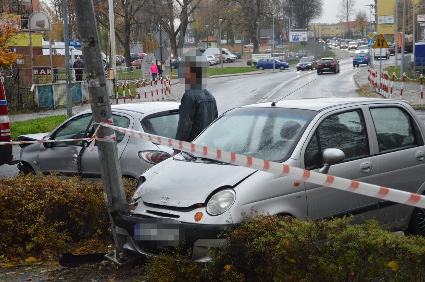 Zderzenie samochodów na skrzyżowaniu Wita Stwosza i Daszyńskiego [ZDJĘCIA]