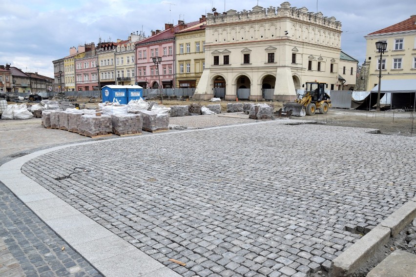 Remont płyty Rynku w Jarosławiu. Fragment Rynku został otwarty dla pieszych [FOTO]