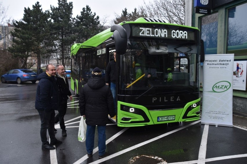 Podpisanie umowy na zakup pięciu nowych autobusów...