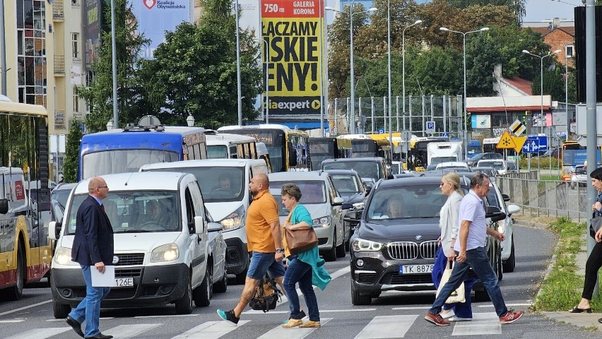 Paraliż na drogach w centrum Kielc. Remonty i rozpoczęcie roku szkolnego spowodowały gigantyczne korki. Zobacz zdjęcia