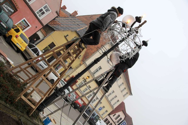 Rynek w Międzychodzie już gotowy na święta. W nocy z 5 na 6 grudnia rozbłyśnie nowa iluminacja świąteczna.