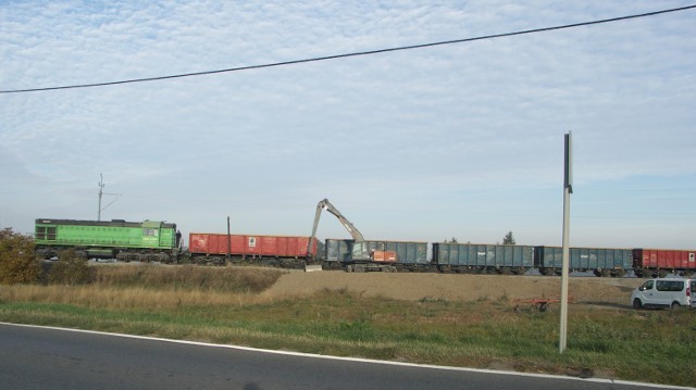 Po ułożeniu nowych torów w okolicy Cieszkowa trwa zasypywanie ich tłuczniem kamiennym. Wkrótce pojawią się tam specjalne maszyny torowe, które zagęszczą tłuczeń i podniosą tory na odpowiednią wysokość