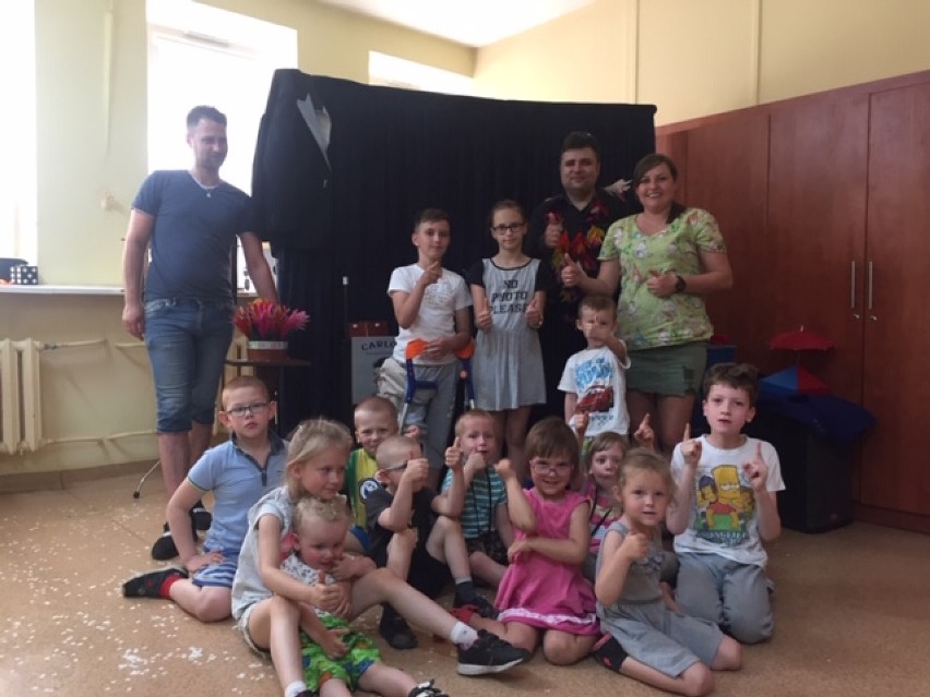 Magik odwiedził małych pacjentów z Oddziału Rehabilitacji Dziecięcej przy ul. 3 maja w Ostrowie Wielkopolskim