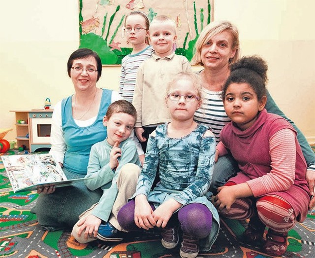 Agnieszka Tarka i Anna Drzewiecka, nauczycielki nauczania zintegrowanego w SP 152 już mają po kilkoro chętnych dzieci do swoich klas I w przyszłym roku szkolnym.