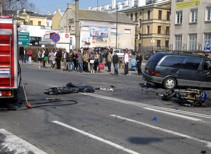 Wypadek na Lipowej: Motocyklista uderzył w toyotę i zginął
