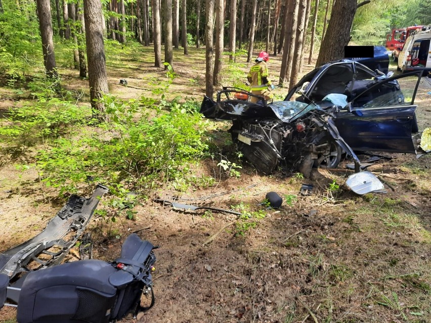 Fatalny wypadek na drodze z Chojna do Sierakowa. Audi roztrzaskało się na drzewie! [ZDJĘCIA]