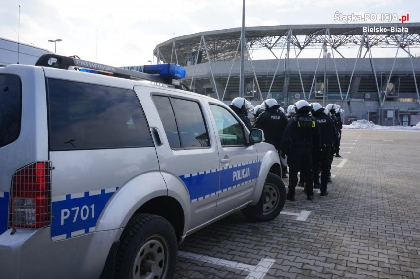 Akcja policji na Stadionie Miejskim w Bielsku-Białej. Użyto broni gładkolufowej