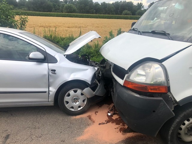 W Pierszycach na drodze powiatowej zderzyły się czołowo samochód osobowy z ciężarowym. Trwa akcja ratownicza