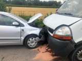 Wypadek koło Żabna. W Pierszycach samochód osobowy zderzył się z ciężarówką. Ranni dziadek i wnuczek [ZDJĘCIA]