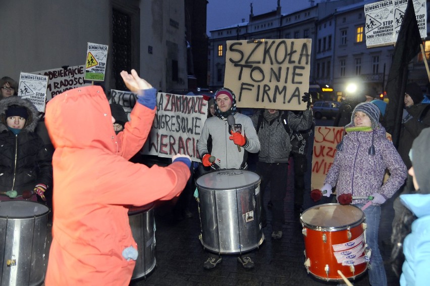 Kraków: protest uczniów. &quot;Tylko matoły likwidują szkoły!&quot; [ZDJĘCIA, VIDEO]