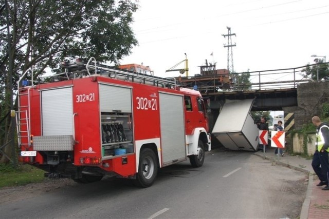 12 września 2009 roku mercedes Sprinter z ładunkiem nie zmieścił się pod wiaduktem na ul. Krapkowickiej.