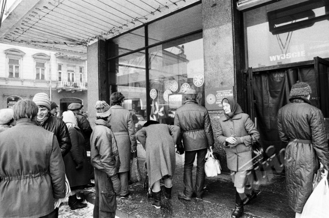 Walka o papier i długie kolejki. Tak wyglądały zakupy w czasach PRL. Zobacz  archiwalne zdjęcia z Lublina | Kraśnik Nasze Miasto