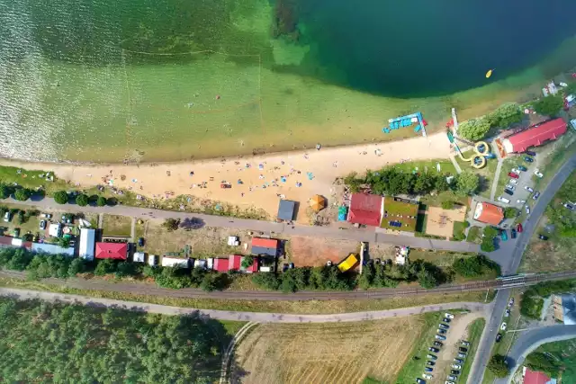 Pszczew w wakacje to jedno z najbardziej urokliwych miejsc w Lubuskiem! Skarbówka sprzedaje działki niedaleko tej pięknej plaży
