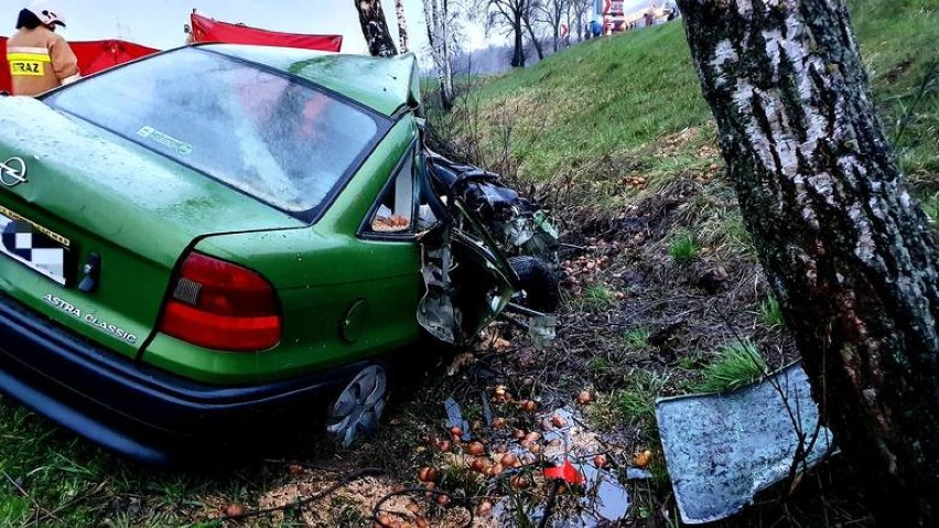 Sztabin. Wypadek śmiertelny na trasie Białystok - Augustów. Zderzenie opla z ciężarówką na DK 8. Nie żyje kierowca osobówki 