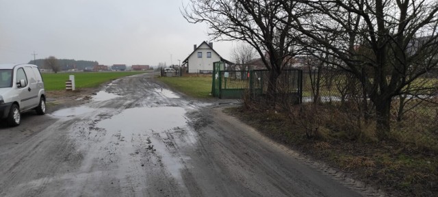 Droga w Słocinie jest w katastrofalnym stanie. Czy tym razem wniosek uzyska dofinansowanie?