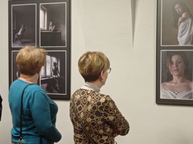 Biblioteka w Opatówku prezentuje wystawę fotografii Marii Kuczary