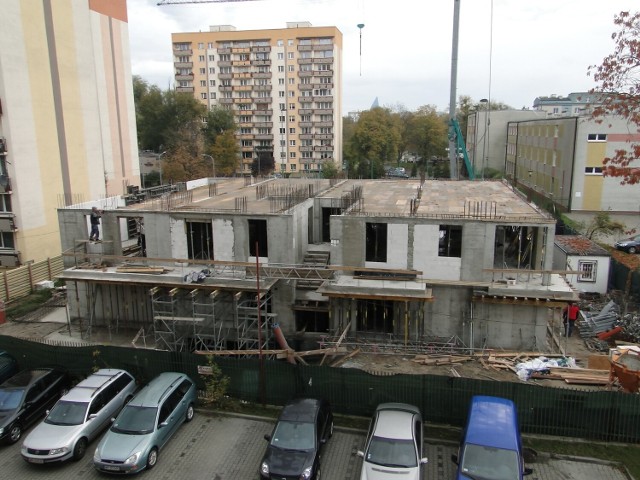 Trwa budowa nowego apartamentowca przy ulicy Wilczej 9 w Radomiu. Na najniższym poziomie będą podziemne garaże.
