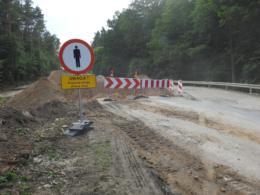 Ruszyła przebudowa drogi w Studzieńczynie, gm. Janów. Niebezpieczna górka zostanie "ścięta" (zdjęcia)