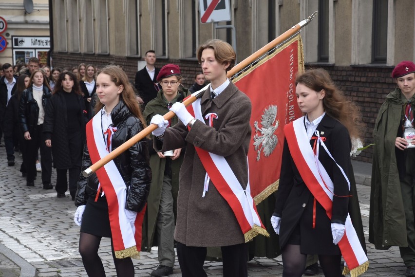 Uczniowie śremskiego Ogólniaka uczcili Narodowy Dzień Niepodległości. Tradycyjnie zatańczyli Poloneza na Placu 20 Października [zdjęcia]
